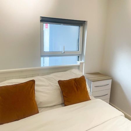 לונדון 96 Uxbridge Road Apartments מראה חיצוני תמונה