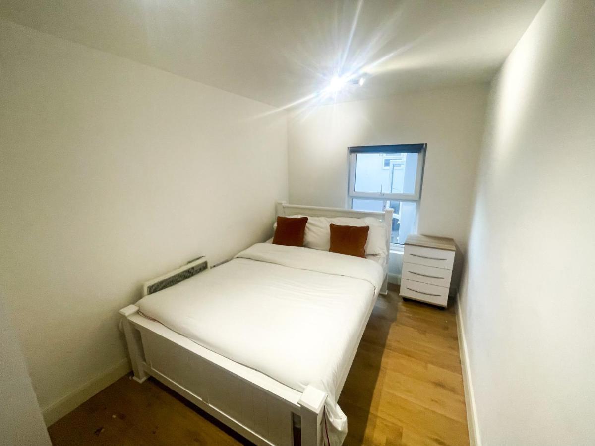 לונדון 96 Uxbridge Road Apartments מראה חיצוני תמונה