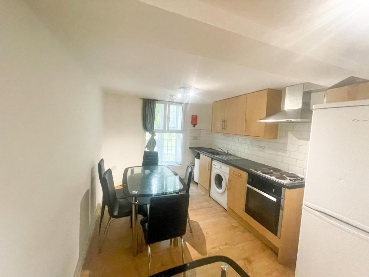 לונדון 96 Uxbridge Road Apartments מראה חיצוני תמונה